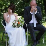 freie Trauung Saloppe Dresden Brautpaar von Emotionen überwältigt