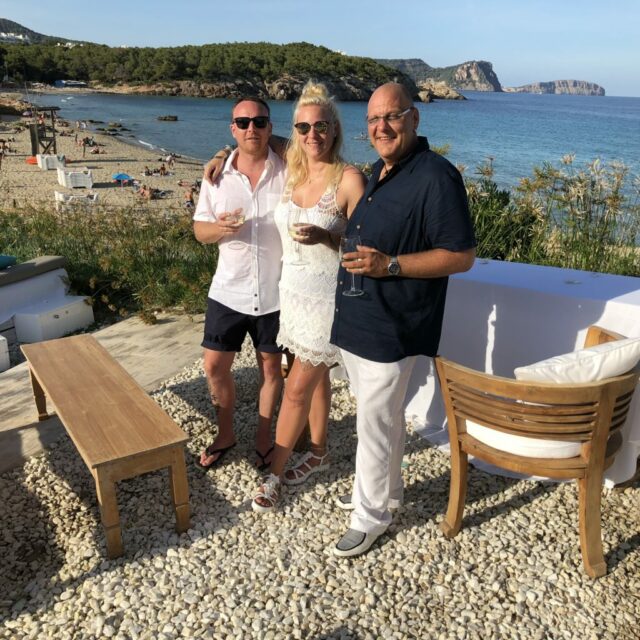 reie Trauung auf Ibiza - Bild mit Brautpaar, Trauredner Carsten Riedel, Hannah & Floh