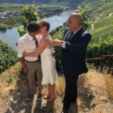 Trauredner Carsten Riedel bei einer Trauung im Weinberg an der Mosel