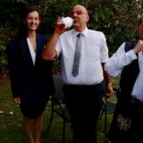 Share the Whiskey - Brautpaar teilt Whiskey mit den Gästen und dem Hochzeitsredner