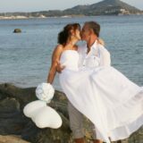 Strandhochzeit auf Sardinien, Brautpaar küssend am Strand, Hochzeitsredner Carsten Riedel, Ja-Wort Erneuerung