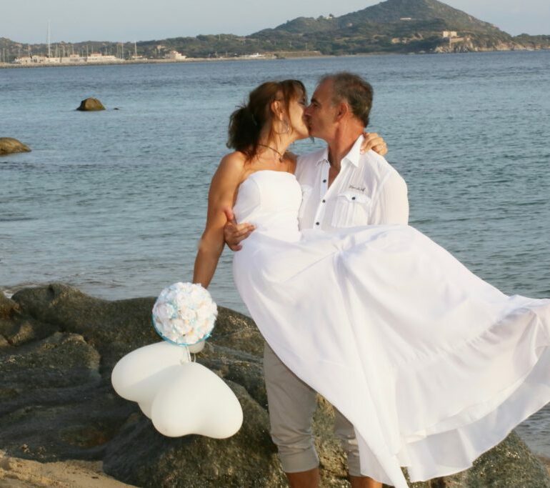 Strandhochzeit auf Sardinien, Brautpaar küssend am Strand, Hochzeitsredner Carsten Riedel, Ja-Wort Erneuerung