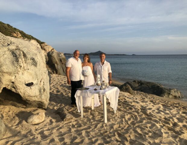 Strandhochzeit auf Sardinien, Trauredner Carsten Riedel mit Brautpaar am Strand