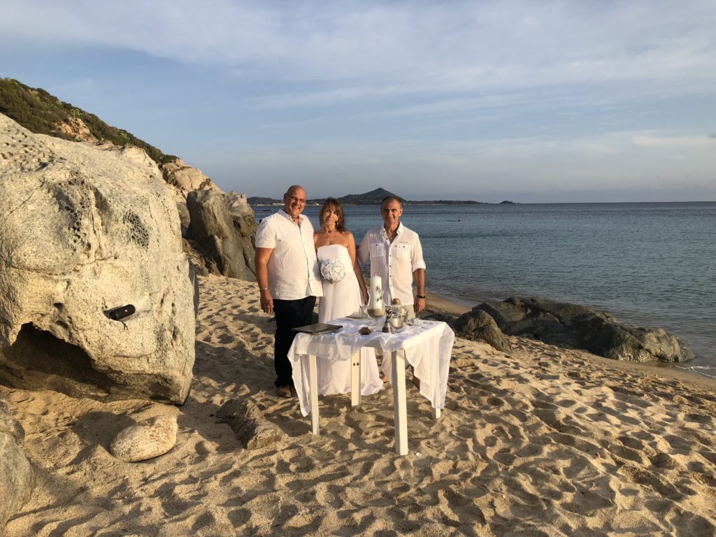 Strandhochzeit auf Sardinien, Trauredner Carsten Riedel mit Brautpaar am Strand