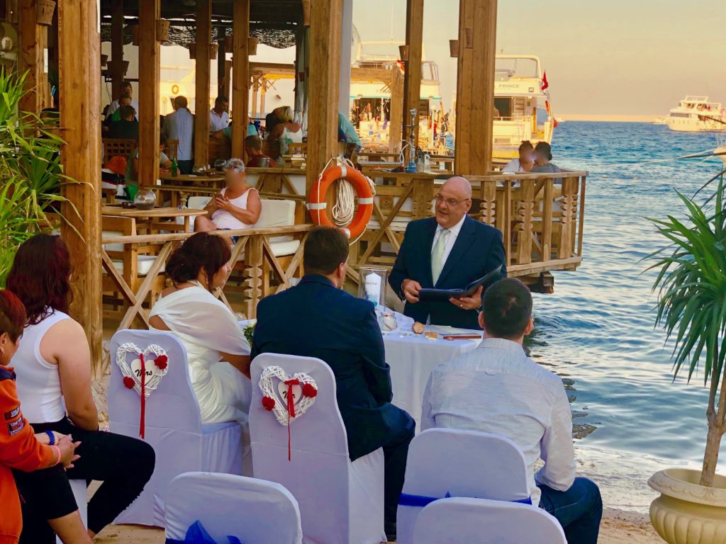 Strandhochzeit in Ägypten, freie Redner Ines Wirth, Carsten Riedel Hochzeitsredner, Caribbean Bar Hurghada, Bella Vista Hotel Hurghada, freie Trauungen Ägypten, Ja-Wort Erneuerung