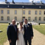 freie Trauung in Englisch auf Schloss Niederweis - Carsten Riedel mit Brautpaar