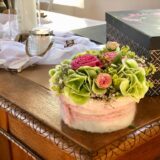Blumenschmuck und Deko auf Trautisch