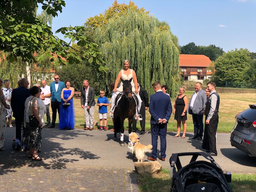 freie Trauung Kloster Nimbschen - Braut auf dem Pferd