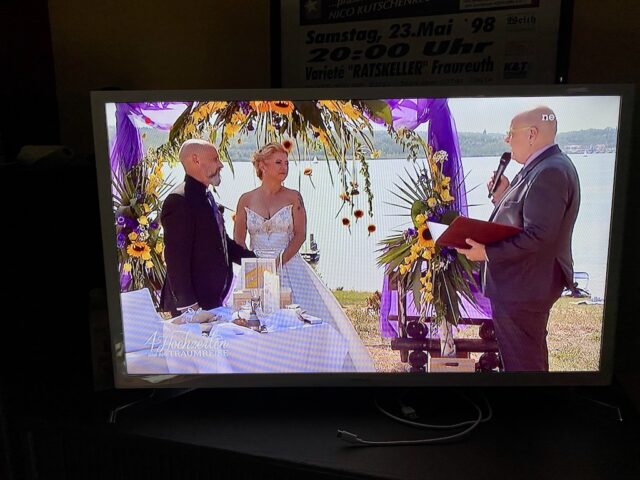 Trauredner Carsten Riedel im Bild bei Vier Hochzeiten und eine Traumreise, Foto vom TV bei der Ausstrahlung