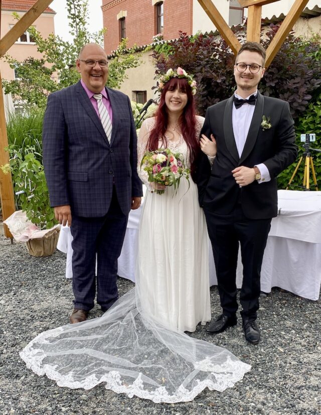 freie Trauung im Forsthaus Reinsdorf, Brautpaar Ali und Melissa mit Hochzeitsredner Carsten Riedel