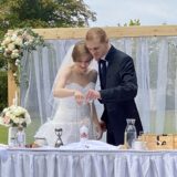 Brautpaar zündet Hochzeitskerze an, freie Trauung im Herbst, Redner Carsten Riedel
