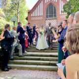 freie Trauung mit standesamtlicher Hochzeit in Bad Belzig, Brautpaar bei Auszug aus der Waldkapelle, CR Hochzeitsredner