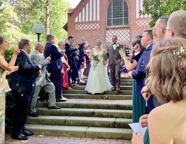 freie Trauung mit standesamtlicher Hochzeit in Bad Belzig, Brautpaar bei Auszug aus der Waldkapelle, CR Hochzeitsredner