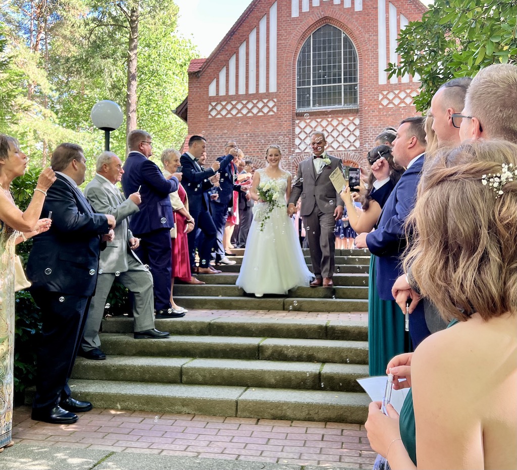 freie Trauung mit standesamtlicher Hochzeit in Bad Belzig, Brautpaar bei Auszug aus der Waldkapelle, CR Hochzeitsredner