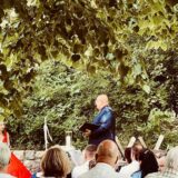 freie Trauung in der Stadtscheune Buckow, Carsten Riedel mit Brautpaar, CR Hochzeitsredner