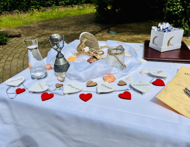 freie Trauung 2026 jetzt buchen. Trautisch freie Trauung Zwickau