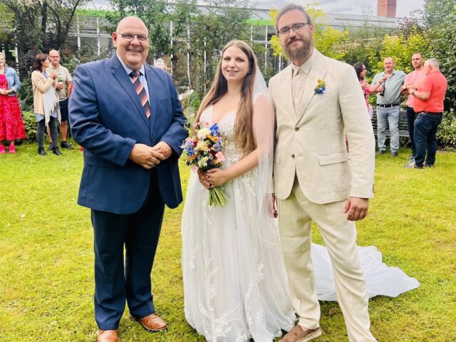 Überraschungshochzeit in Glauchau, Carsten Riedel mit Brautpaar nach der Trauung
