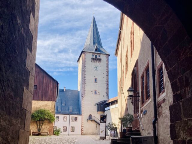 Schloss Rochlitz, Blick durch die Toreinfahrt in den Hof