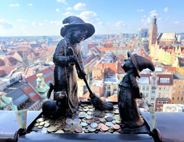 Freie Trauung Breslau mit Hochzeitsredner Carsten Riedel, Blick von der Magdalenenkirche Breslau, Zwerge im Vordergrund