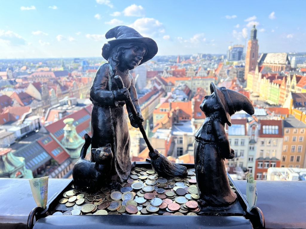 Freie Trauung Breslau mit Hochzeitsredner Carsten Riedel, Blick von der Magdalenenkirche Breslau, Zwerge im Vordergrund