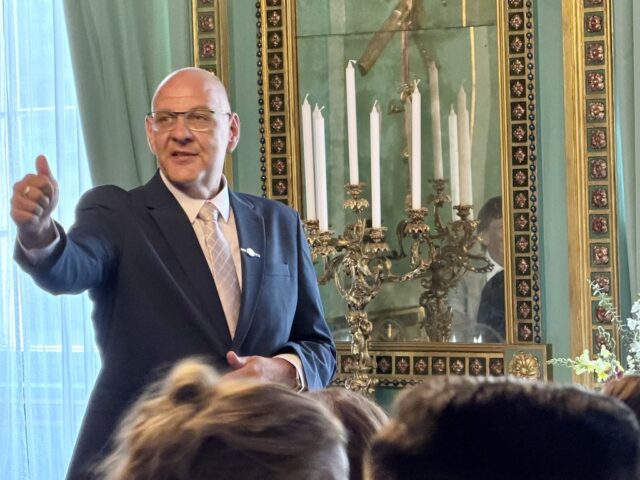 Hochzeitsredner Carsten Riedel bei einer freien Trauung im Pücklerschloss