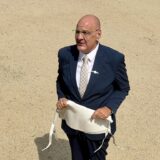 Brautpaar springt über das Arschleder nach der Trauung auf Schloss Branitz, Vorbereitung