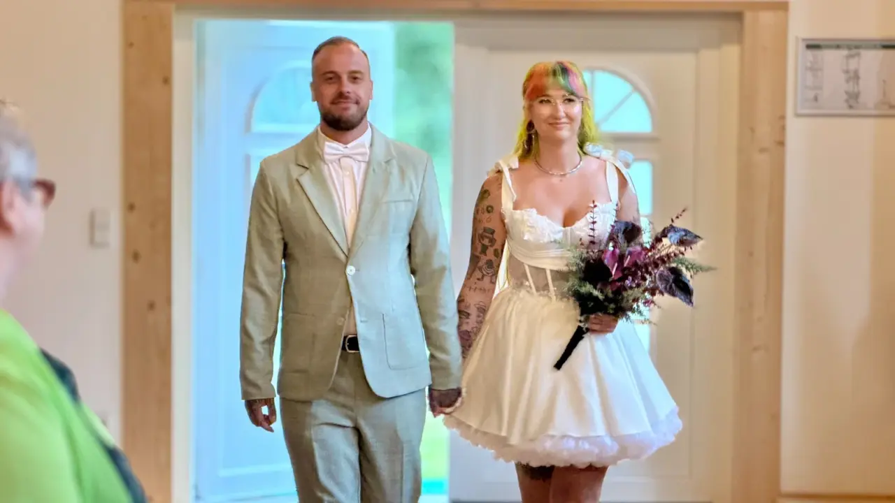 Eileen und Erik beim Einzug zu ihrer freien Trauung in Oberwiera