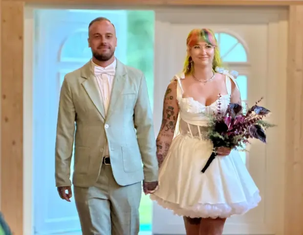 Eileen und Erik beim Einzug zu ihrer freien Trauung in Oberwiera
