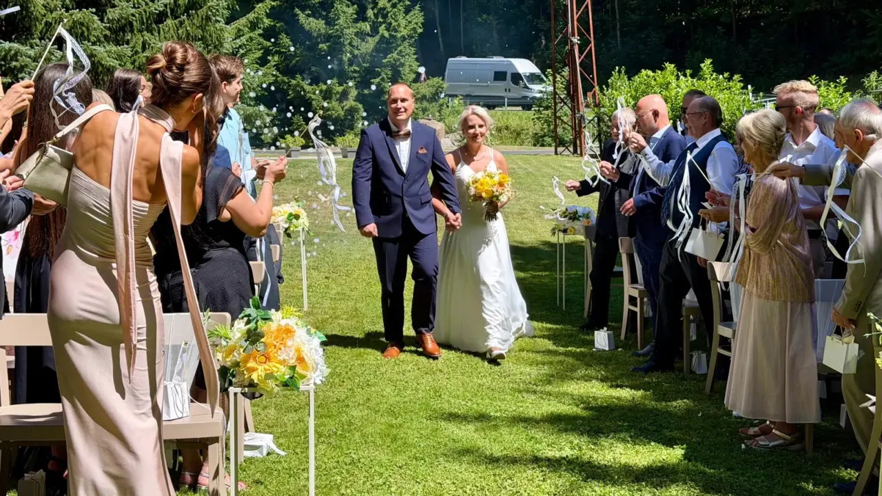 Julian und Lisa nach ihrer freien Trauung im Honour & Grace Hotel bei Ostrov