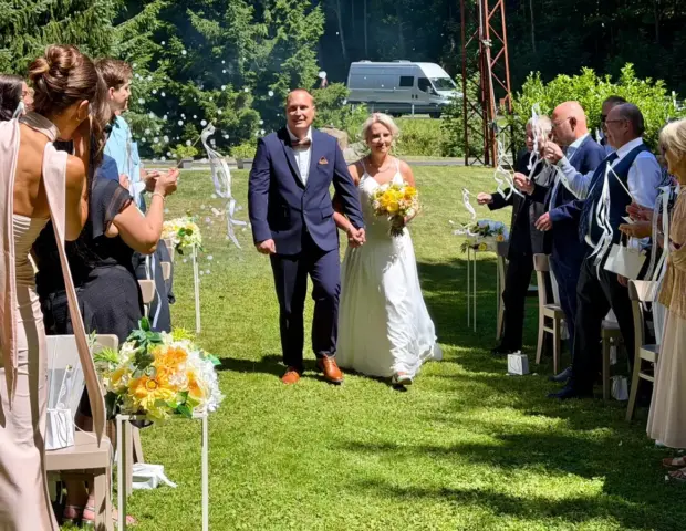 Julian und Lisa nach ihrer freien Trauung im Honour & Grace Hotel bei Ostrov