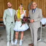 Eileen und Erik mit Hochzeitsredner Carsten Riedel nach der freien Trauung
