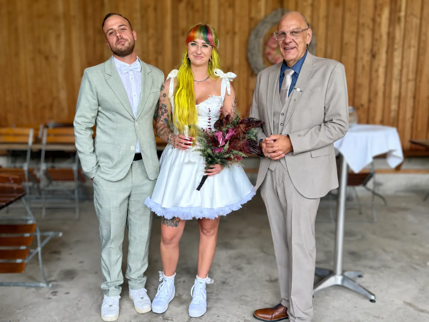 Eileen und Erik mit Hochzeitsredner Carsten Riedel nach der freien Trauung