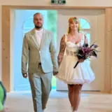 eileen-erik-einzug-freie-trauung Eileen und Erik beim gemeinsamen Einzug in den Trausaal