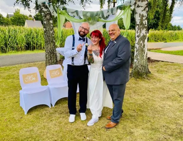 Franzi und Marc mit Hochzeitsredner Carsten Riedel bei ihrer freien Trauung in Fraureuth