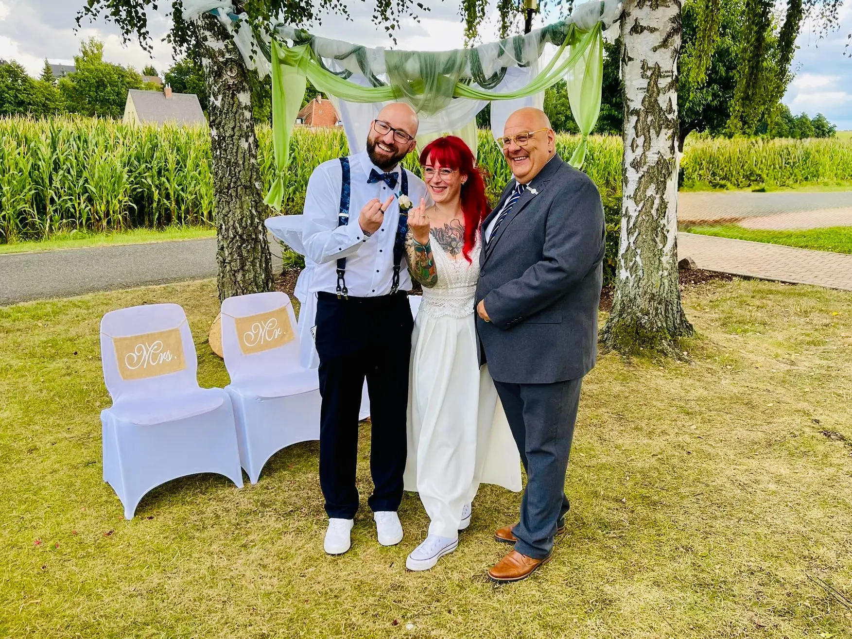 Franzi und Marc mit Hochzeitsredner Carsten Riedel bei ihrer freien Trauung in Fraureuth