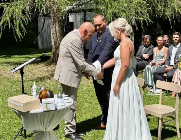 Hochzeitsredner Carsten Riedel beim Handfasting mit einem Brautpaar 2026