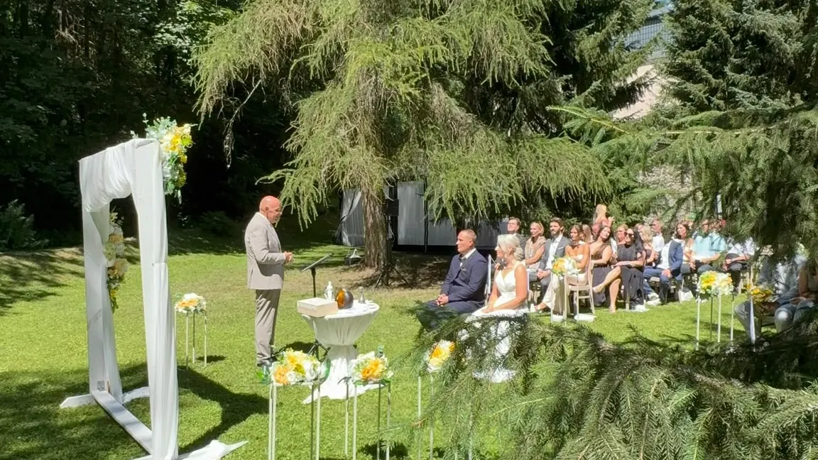 Gartenhochzeit mit Gästen im Honour & Grace Hotel in Tschechien