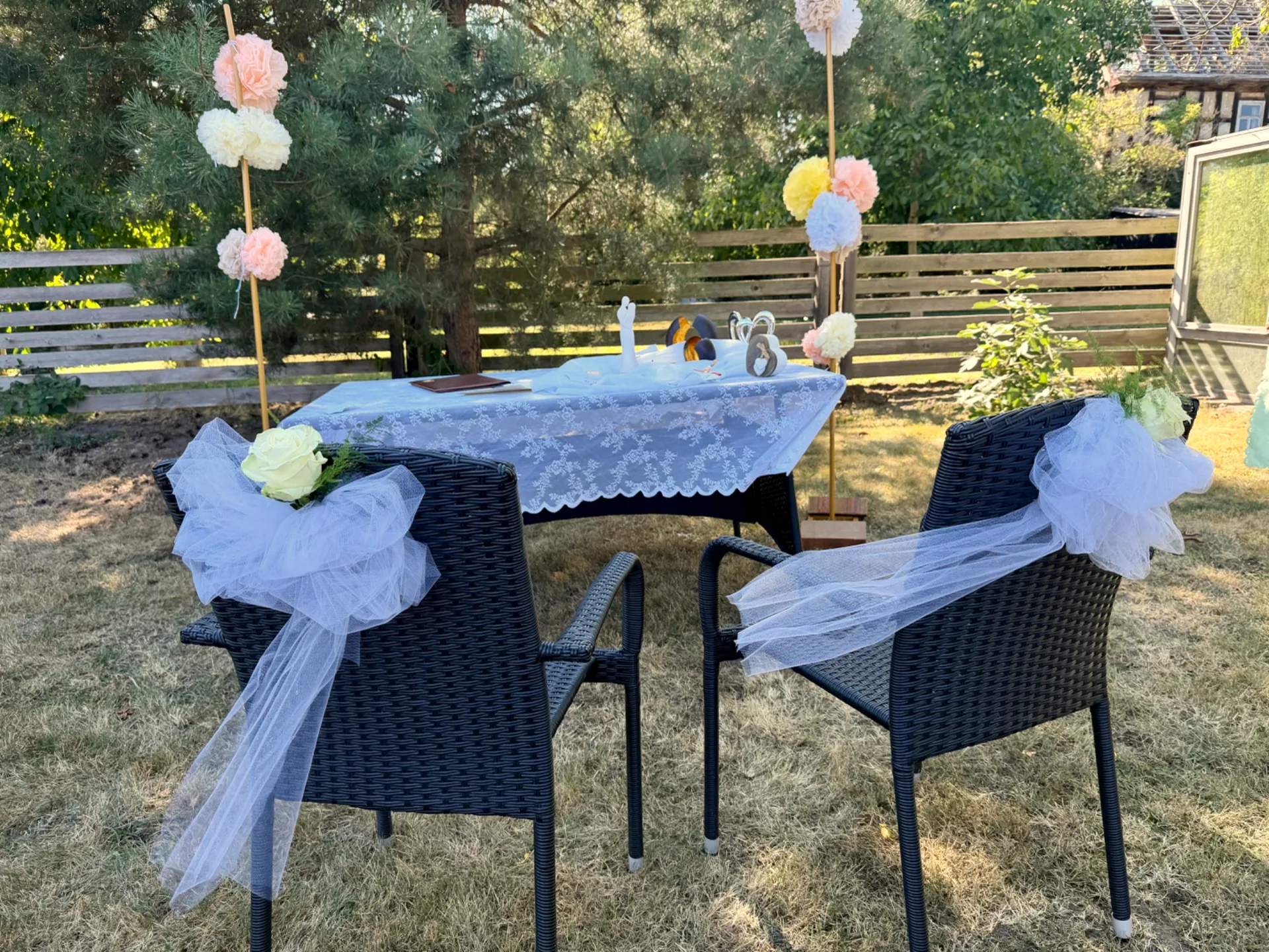 Liebevoll dekorierter Trautisch im Garten für die Ja-Wort-Erneuerung in Meuselwitz
