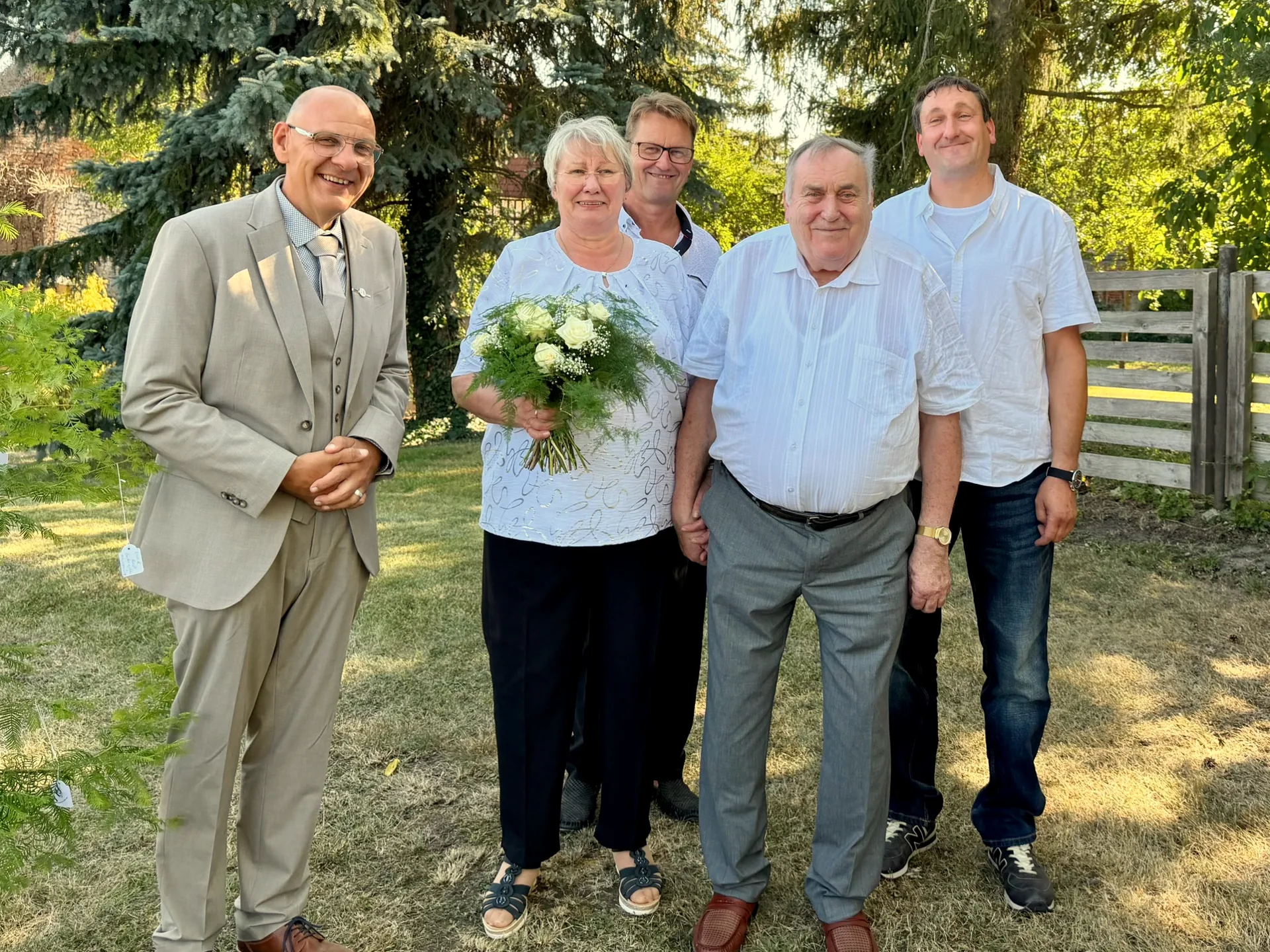Gertraud und Bernd mit ihren Söhnen und Trauredner Carsten Riedel in Meuselwitz
