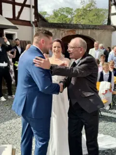 Christian wird herzlich begrüßt, Nicole lacht neben ihm