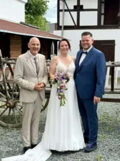 Nicole und Christian mit Trauredner Carsten Riedel im Hof der Kultscheune Lauterbach