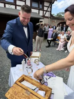 Nicole und Christian am Trautisch mit Hochzeitskerze und Erinnerungskiste