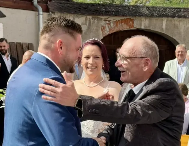 Nicole und Christian bei einer herzlichen Begrüßung im Hof der Kultscheune Lauterbach