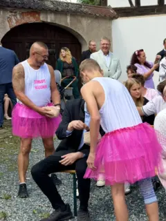 Schnapsmädels in pinken Tütüs verteilen kleine Fläschchen an die Hochzeitsgäste