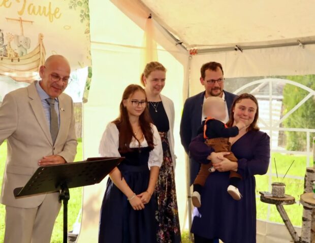 Carsten Riedel mit Jonas, seinen Eltern und Patinnen beim Kinderwillkommensfest im Garten in Neukirchen/Pleiße