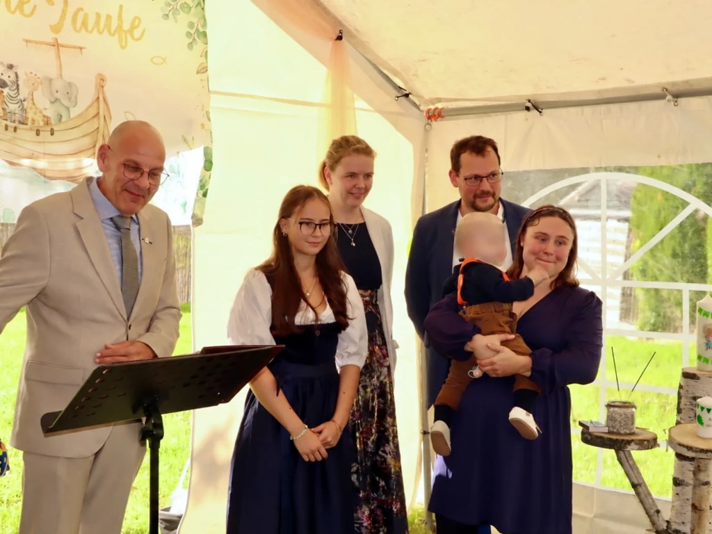 Carsten Riedel mit Jonas, seinen Eltern und Patinnen beim Kinderwillkommensfest im Garten in Neukirchen/Pleiße