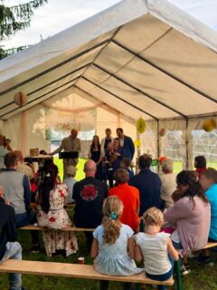 kinderwillkommensfest-familie-im-zelt Gäste und Familie im Zelt bei Jonas' Kinderwillkommensfest in Neukirchen/Pleiße