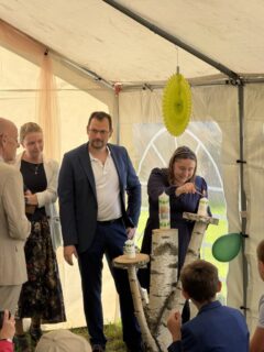 namensgebung-eltern-lebenslichter Stephie und Toni beim Entzünden der Lebenslichter für Jonas